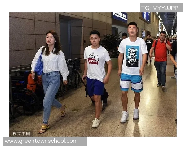 足球明星武磊现身机场引发粉丝热烈追捧与媒体关注 足球明星武磊现身机场引发粉丝热烈追捧与媒体关注